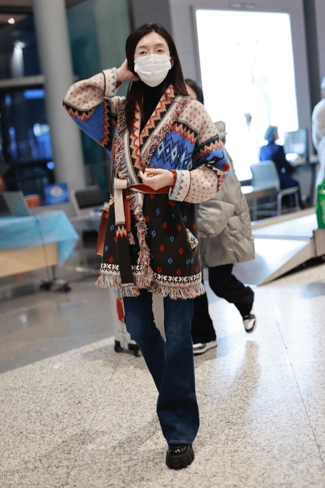 喇叭裤|江疏影又带“火”了印花开衫，搭配喇叭裤洋气时髦，复古范十足