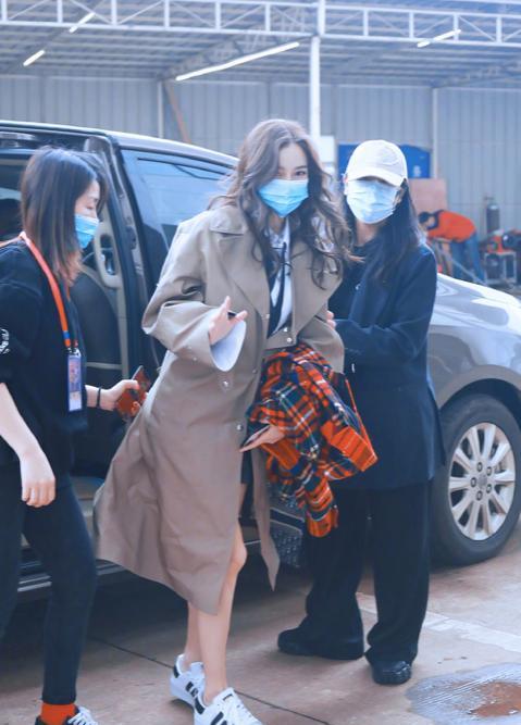 马尾|气质美貌是掩盖不住的！杨颖最近上班私服超减龄，扎双马尾太少女