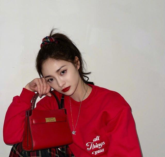 个性|周洁琼解锁新时尚,穿背带裤只背一边肩带,别说还挺个性