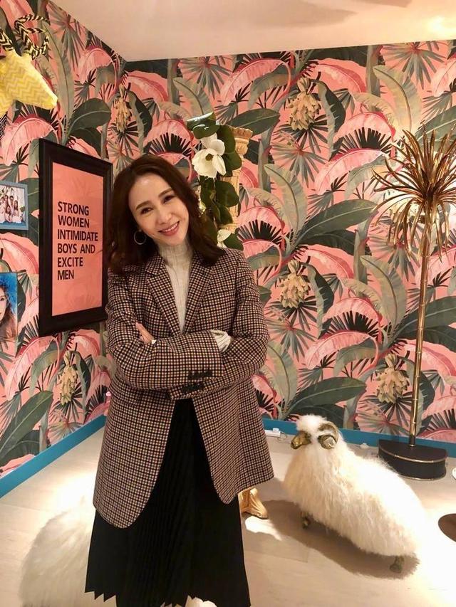 黑色|黎姿带娃打高尔夫！金丝眼镜挂领口，俩女儿穿衣看似低调实则奢华