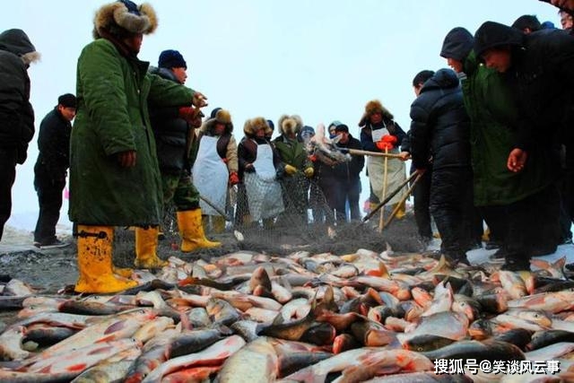 查干湖冬捕长达40天，胖头鱼堆积成山，千万游客在现场参观买鱼