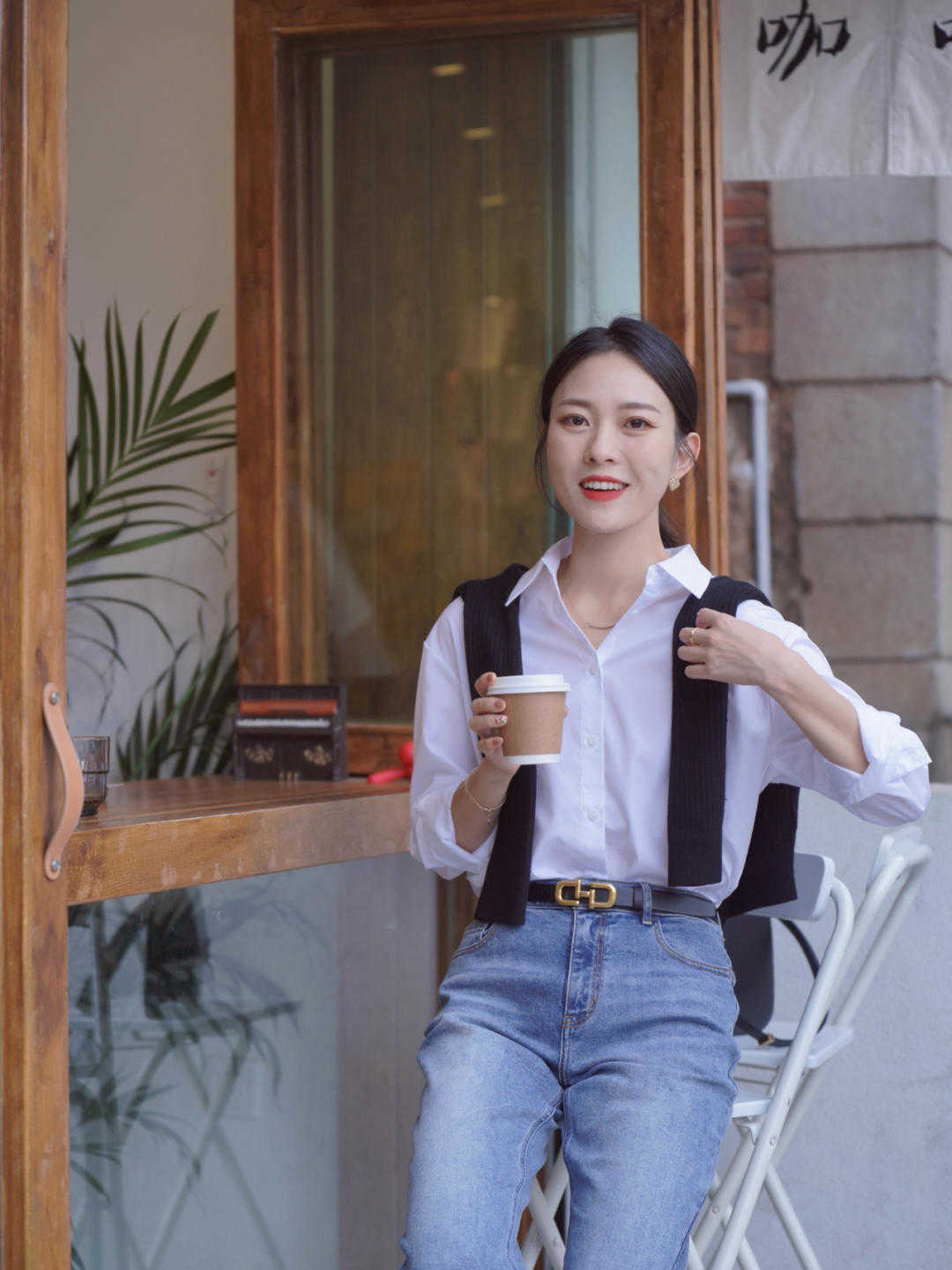 大气|经典大气的初秋穿搭示范，衬衫搭配牛仔裤干练简约，洒脱时髦