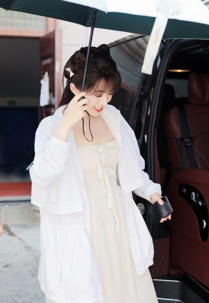 张含韵|被张含韵甜到了，穿法式方领裙像邻家小妹妹，糊咖佟梦实真高攀了