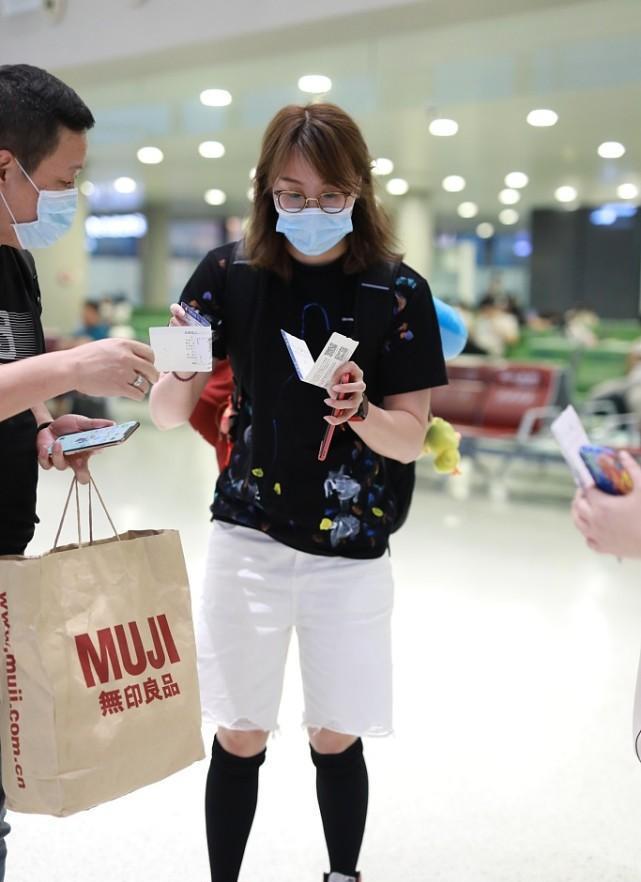 黑色|傅园慧真的是长大了，卷发造型看着太美了，少女感十足