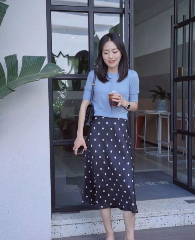 条纹|成熟女人的早秋穿搭如何搭配？可以选择简约款，呈现出优雅大方