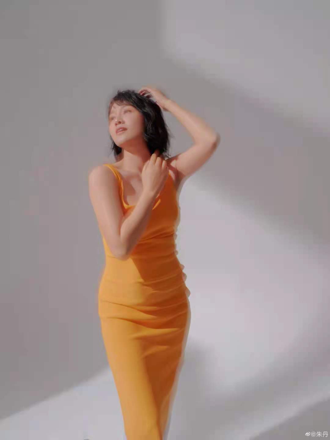 母则刚|朱丹首次晒二胎照片，单手抱娃逛街超娴熟，大腹便便产后恢复不理想