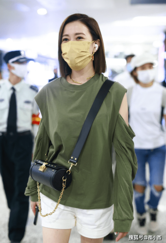 设计|46岁佘诗曼比26岁时更显嫩，穿露肩上衣配短裤，中年女性真该学学