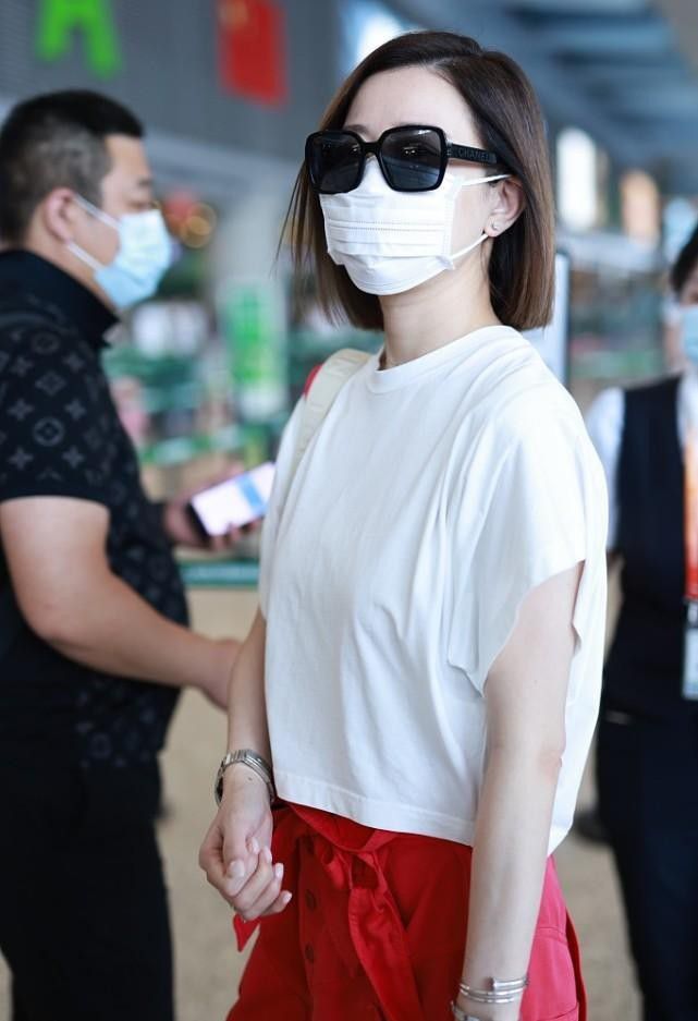 中性|别看佘诗曼长相妩媚，但也走起了“酷妹风”，一身中性打扮好养眼
