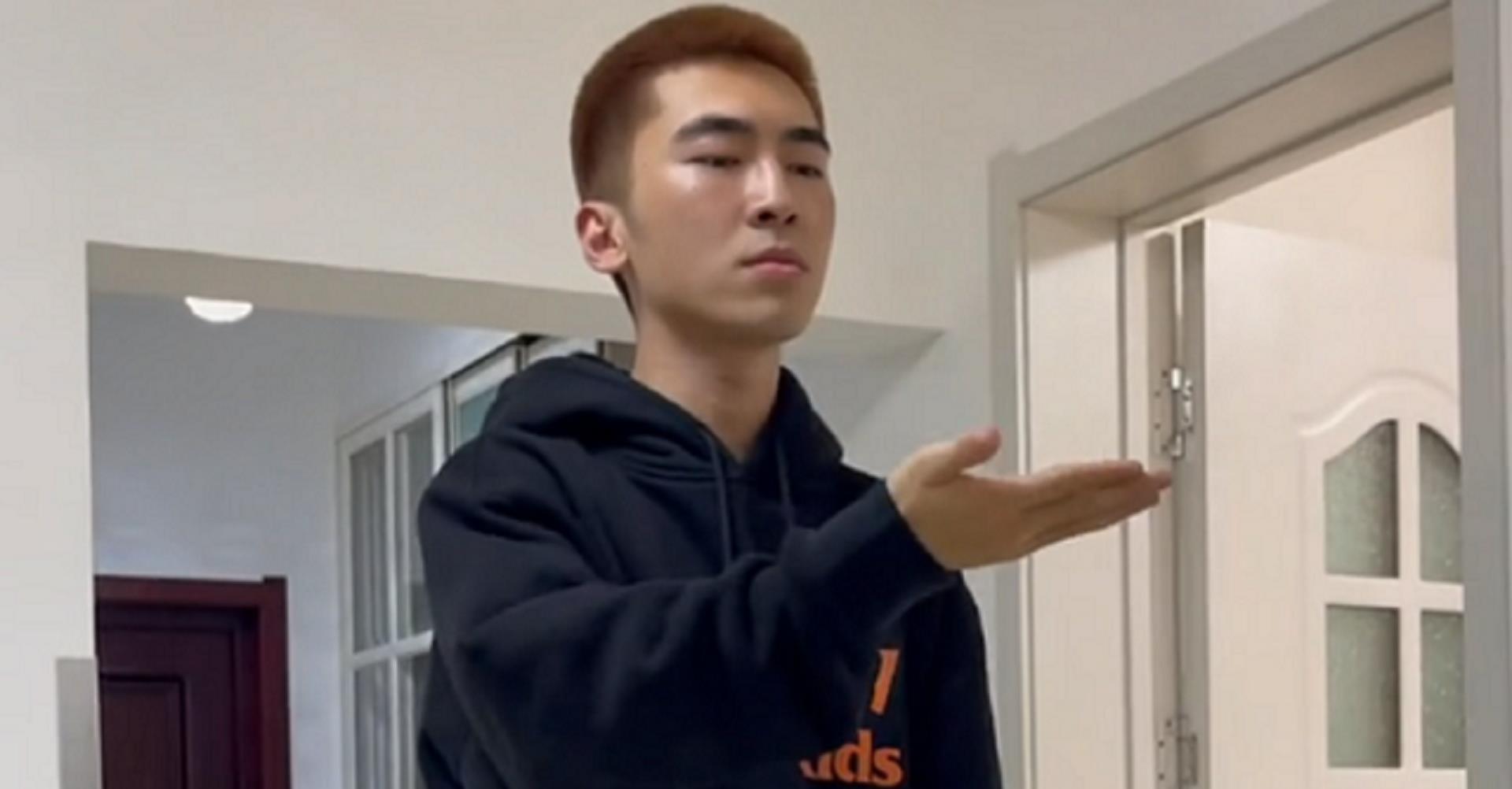 对欧尼熊的种种遭遇绝口不提,和一个还在读大学的20岁女学生谈恋爱,还