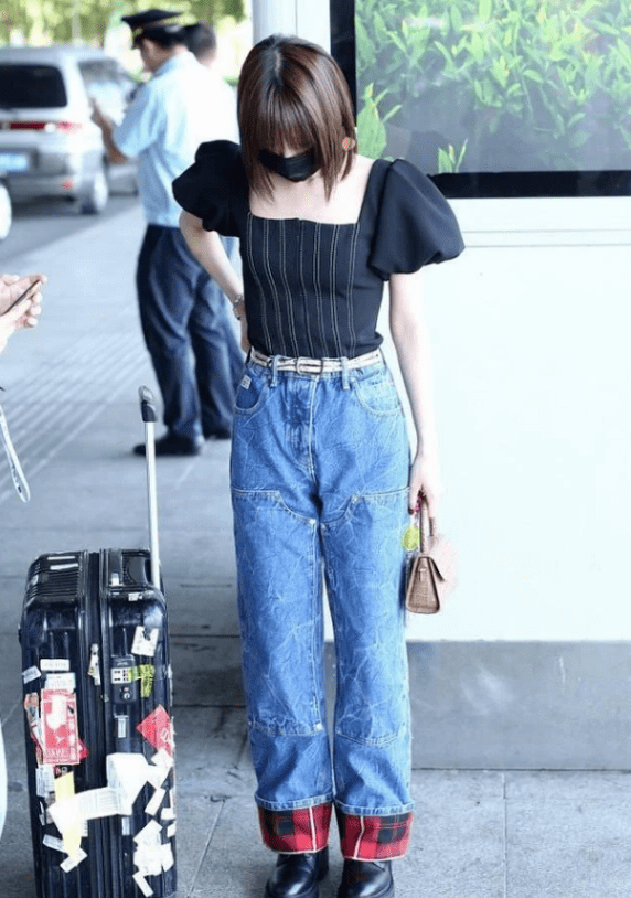 墨汁|终于等到毛晓彤放开穿，把“墨汁服”穿上，秀细到让女生羡慕的腰