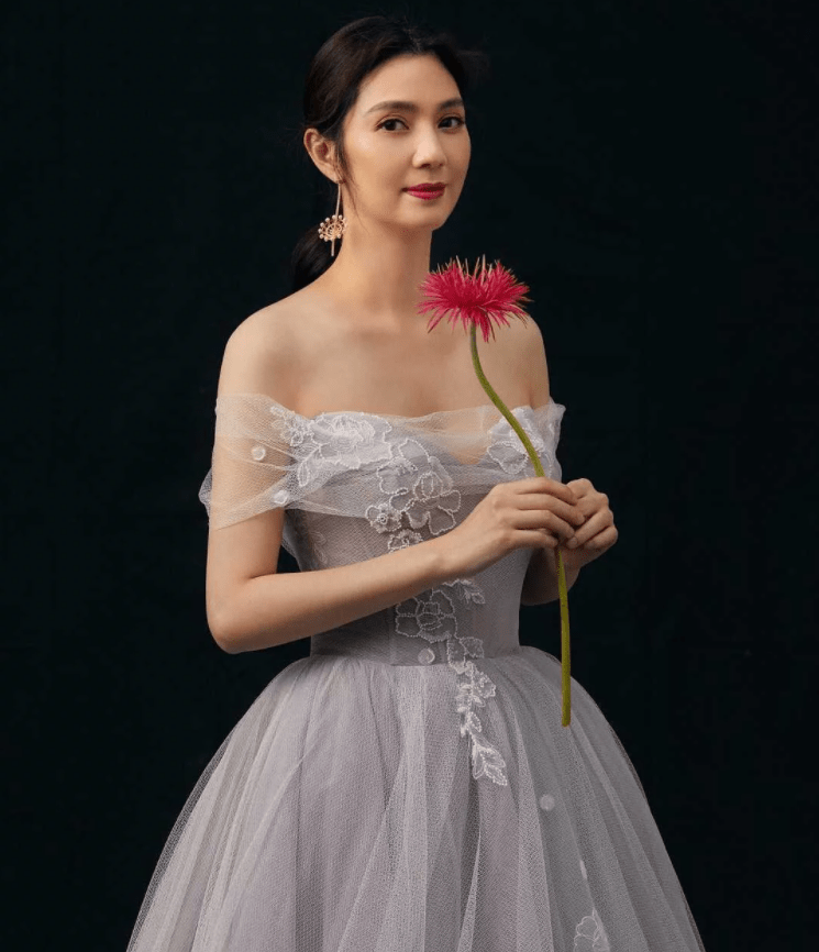 美人|一代美人洪欣，50岁容颜未改，依旧优雅动人