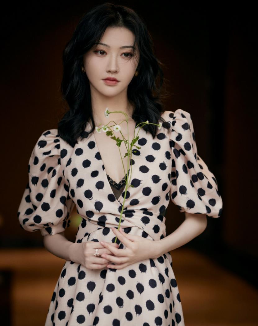 设计|难怪都说有气质的女人衣品不会太差！景甜这样穿搭，想难看都难