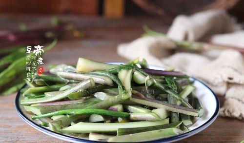 天气干燥 要多吃蔬菜 菜薹别再炖 试试几天炒一个 坚持吃营养 红菜苔