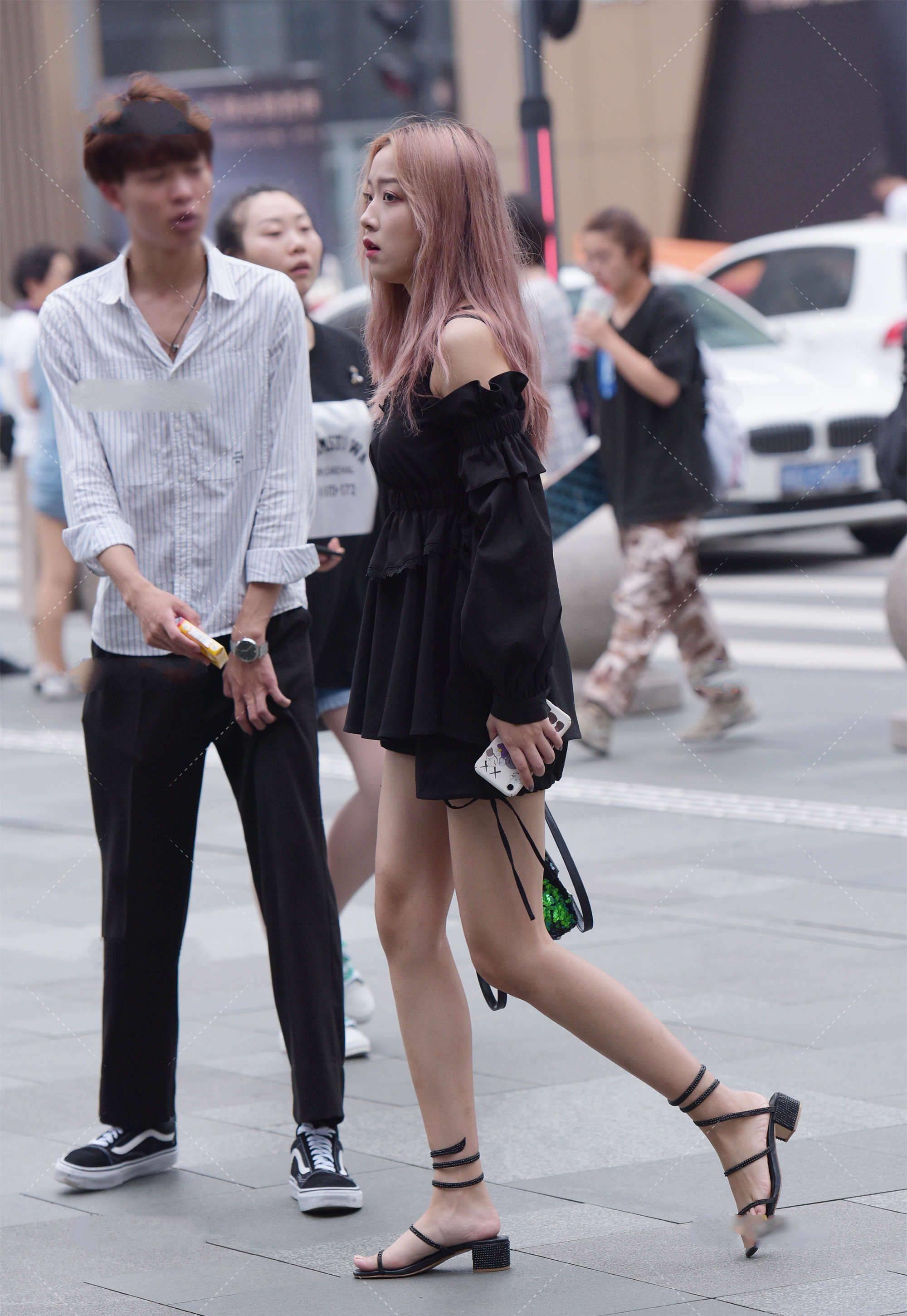 棕色|黑色穿搭配粉棕发色，甜美中不失个性，裙子上衣韩范儿十足