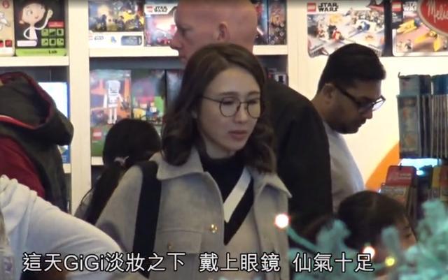 黑色|黎姿带娃逛街，自己拎10万包浑身名牌，3个女儿衣服反复穿真节俭