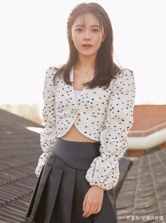 身材|18岁赵今麦穿百褶裙拍写真，越来越有女人味了，以后也是女神级别