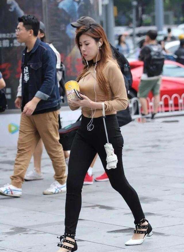 显得|黑色厚底休闲鞋搭配黑色牛仔打底裤,黑色耐看,养眼的搭配