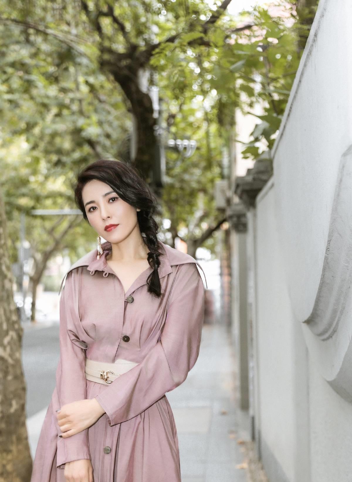 身材|被45岁曾黎惊艳到了！一袭金色束腰裙优雅知性，肤白腿长甜美了