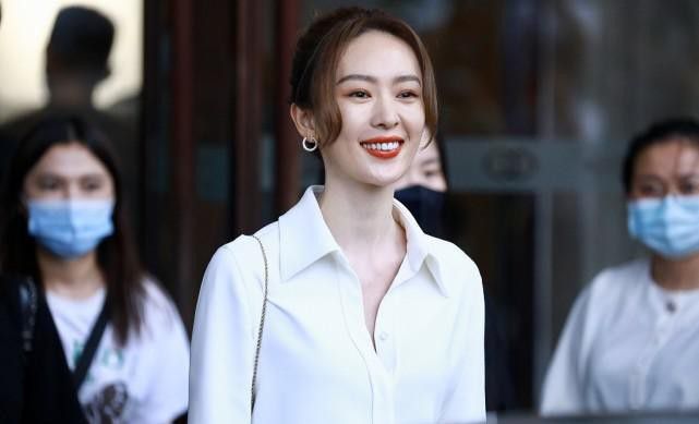 童瑶真|童瑶真有成功女人范儿，衬衫配黑裤干练大方，裤腰下沉也不减分