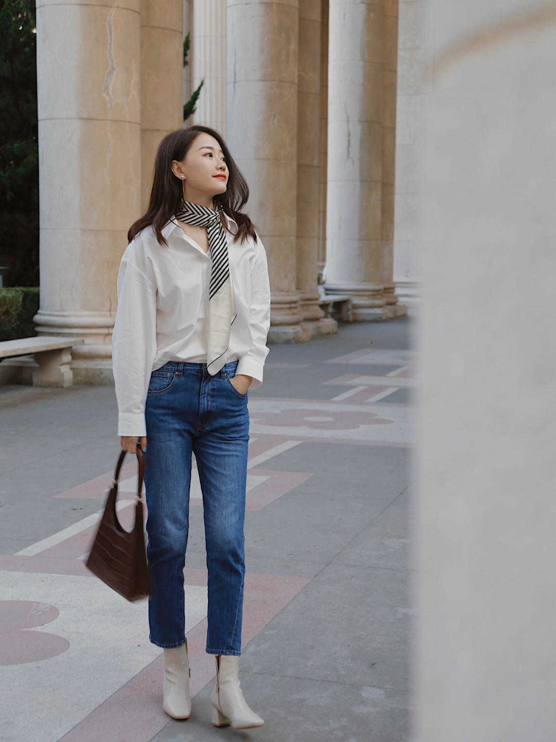 大气|经典大气的初秋穿搭示范，衬衫搭配牛仔裤干练简约，洒脱时髦