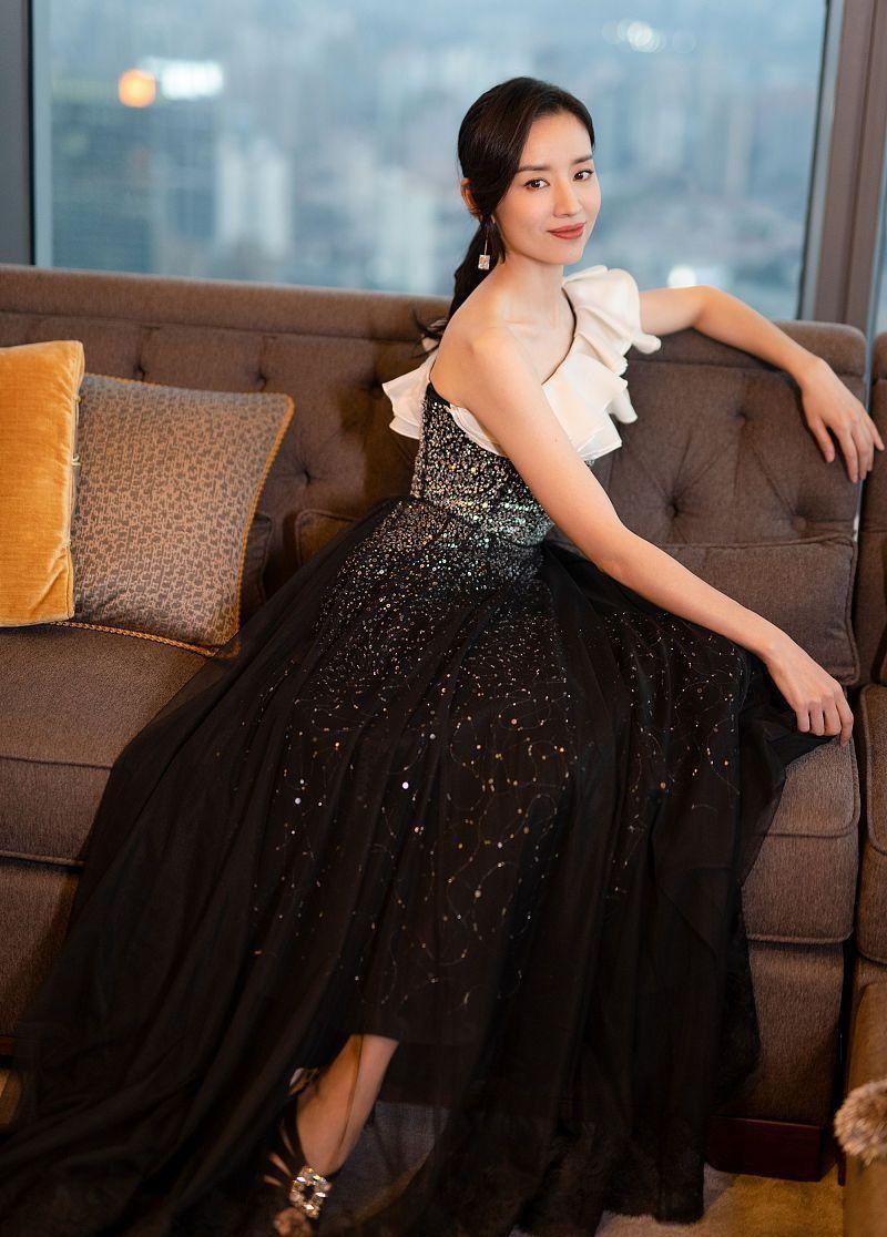 裙子|董洁太会装嫩了，就算穿黑白色的裙子，也能搭配出甜美的少女感