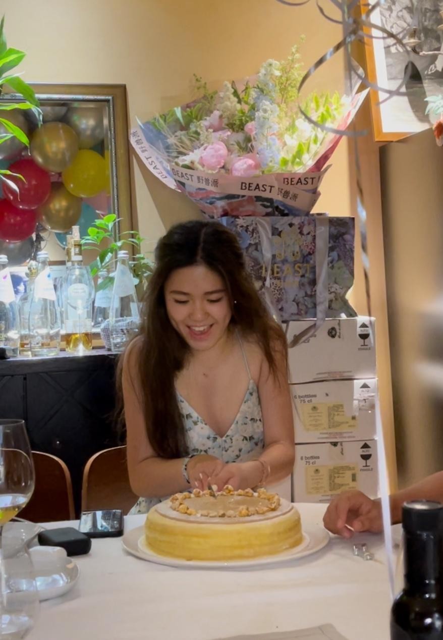 钟懿|钟镇涛女儿庆生，一袭吊带裙真时尚