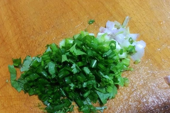 香菜|入秋别忘吃这菜，降脂降压抗衰老，蒸一蒸，拌一拌，一盆都不够吃