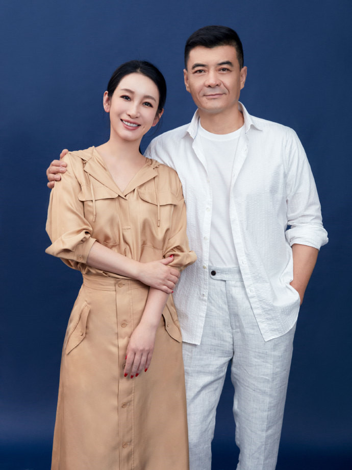 身材|秦海璐庆生穿衬衫配半裙，和王新军合影，“霸总和小娇妻”既视感