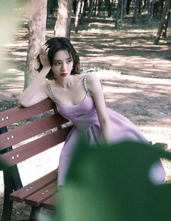 黑色|被唐艺昕“甜”到了,粉色连衣裙温柔俏皮,搭配马丁靴显“叛逆”