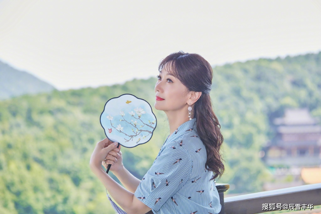 服装|赵雅芝就算老了也好时髦,一袭蓝色条纹印花裙配复古扇子,太美了