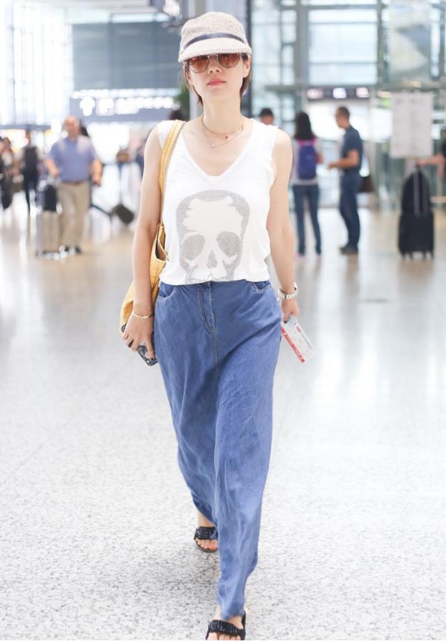 粉色|马伊琍也太潮了，牛仔裤还有“套娃”款，“剪掉”一层还有一层！