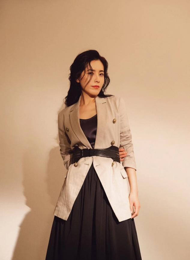 身材|被45岁曾黎惊艳到了！一袭金色束腰裙优雅知性，肤白腿长甜美了