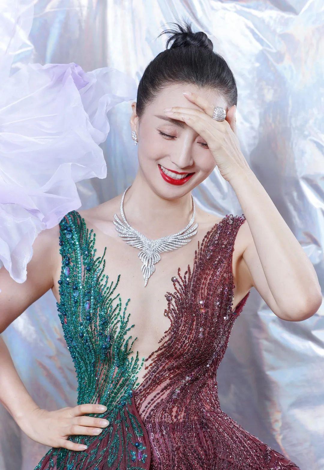 景甜|陶虹景甜的深V造型,真的又美又大胆