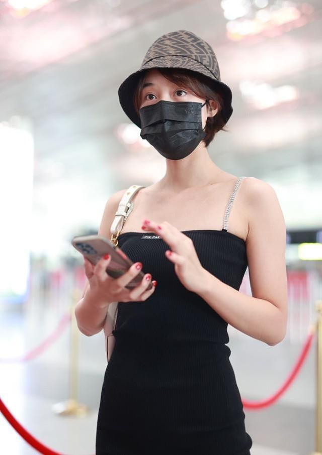 身材|蓝盈莹真是身材管理达人,单层紧身裙都有“褶”,松垮感挺明显