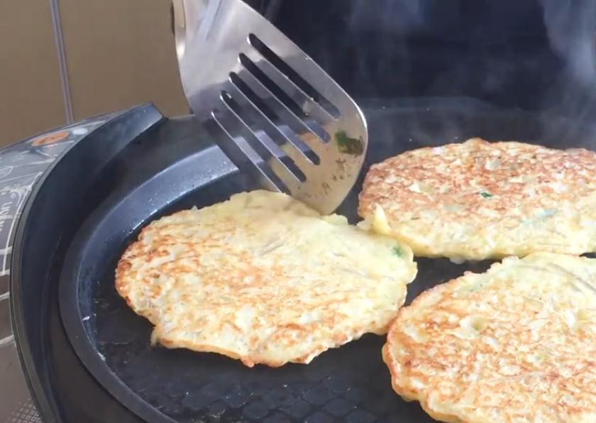 做法|早餐饼最新吃法，不用油不用炸，8分钟做好，上班族也有时间做