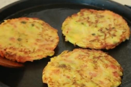 做法|10分钟搞定的早餐饼，不发面，不揉面，营养又美味，孩子超爱吃