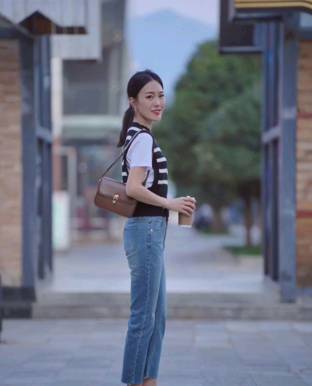 条纹|成熟女人的早秋穿搭如何搭配?可以选择简约款,呈现出优雅大方