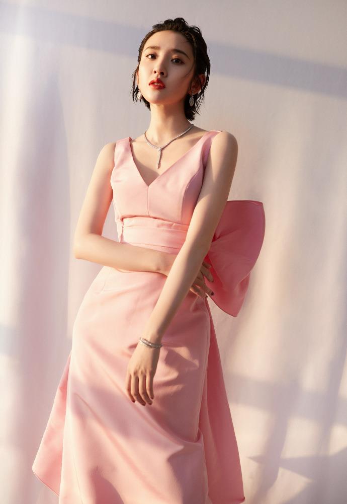 黑色|被唐艺昕“甜”到了,粉色连衣裙温柔俏皮,搭配马丁靴显“叛逆”