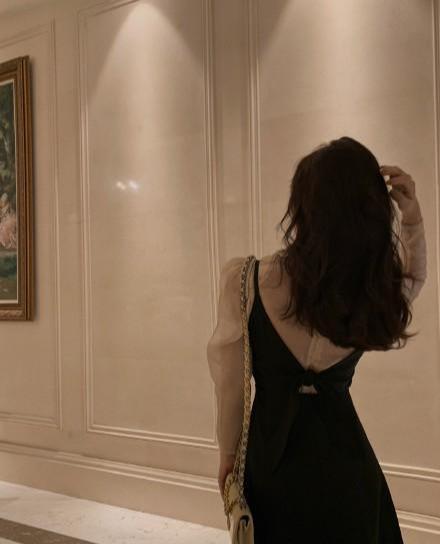 时尚|拍了拍你的衣橱是时候给自己添件女人味的衣服了,露背装就不错