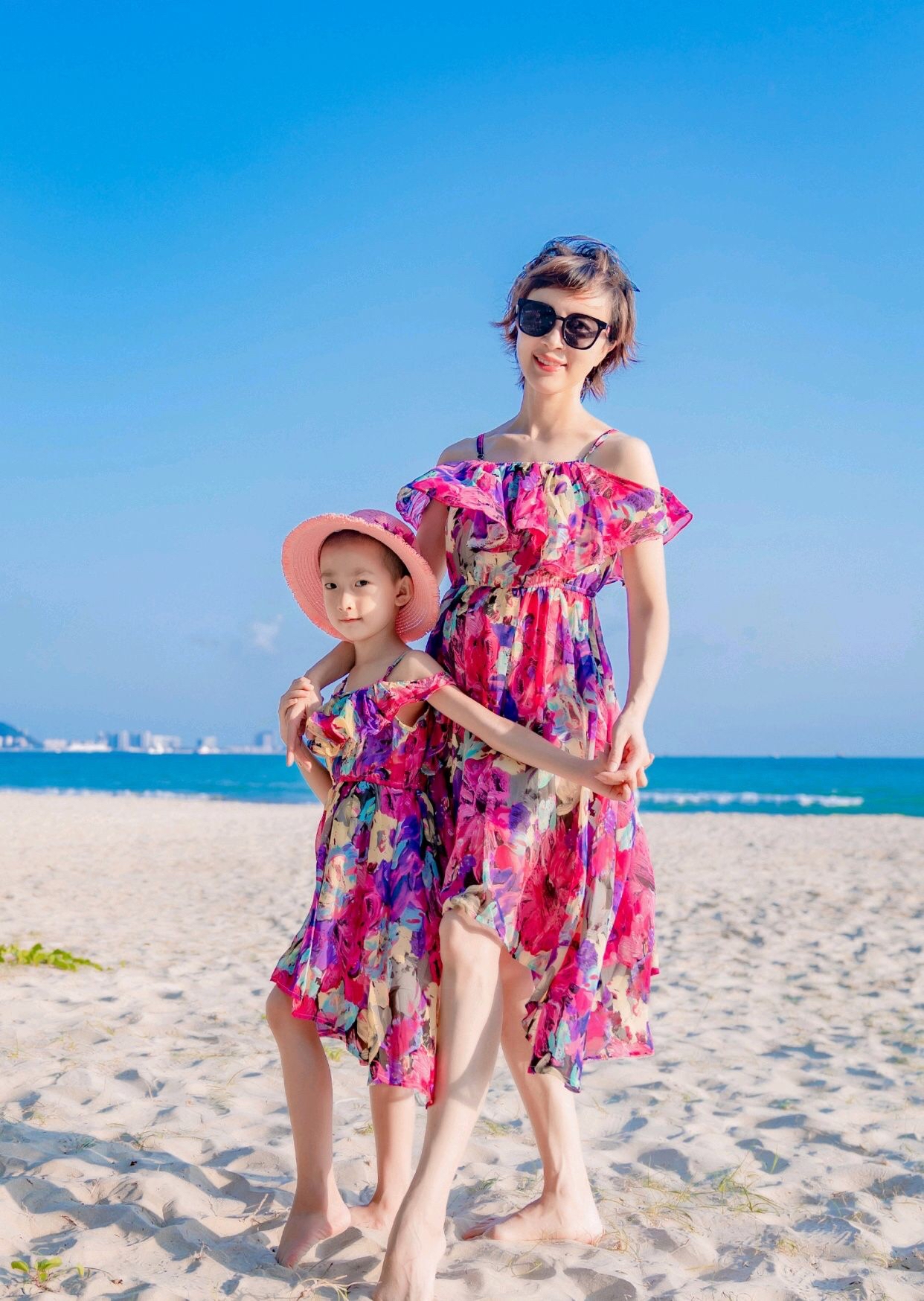 修而|金巧巧明明是阿姨年纪，却穿背心配超短裙走少女风，身材还真不错