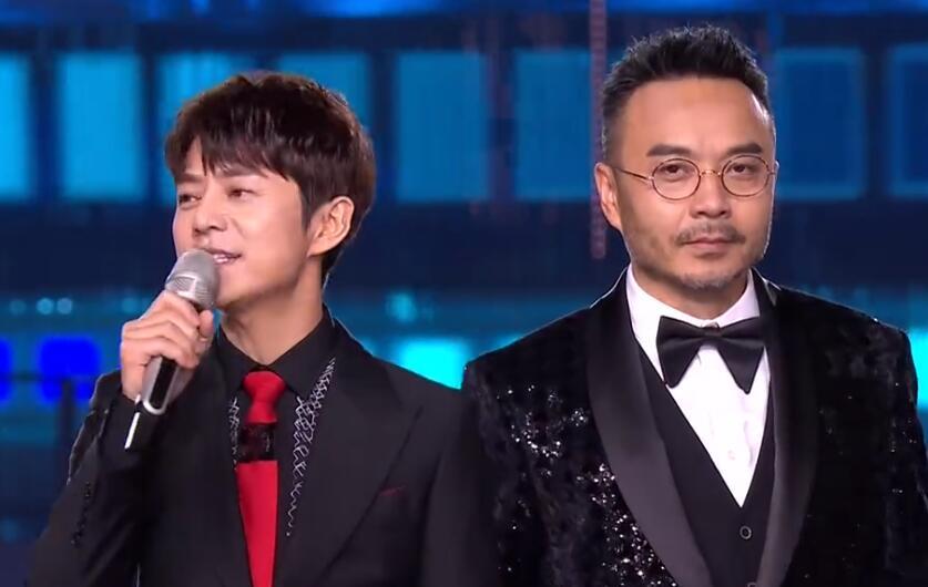 热泪|开场就抢汪涵词，唱歌洒热泪，收礼风波后“控场王”何炅状态崩了