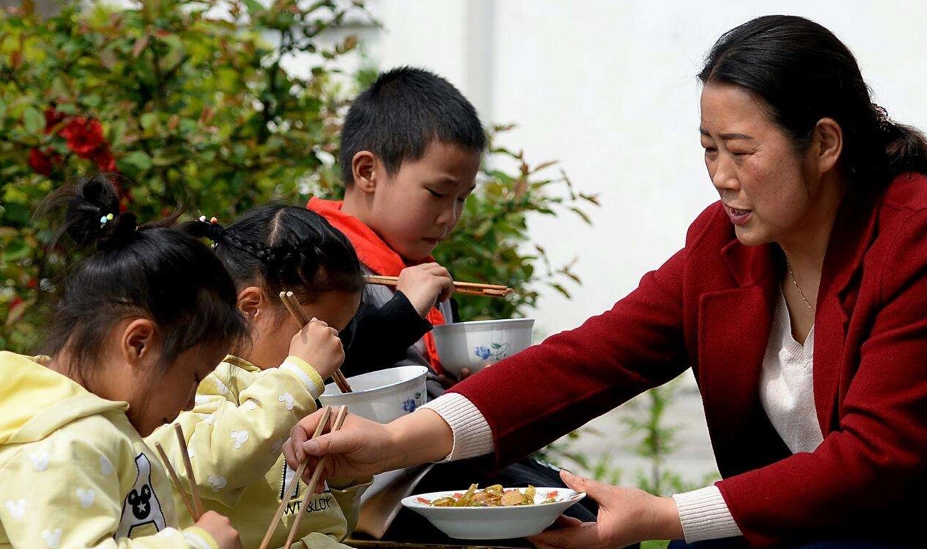 家长|孩子天天说幼儿园的饭好吃,宝妈不信让老师发照片,结果直接傻眼