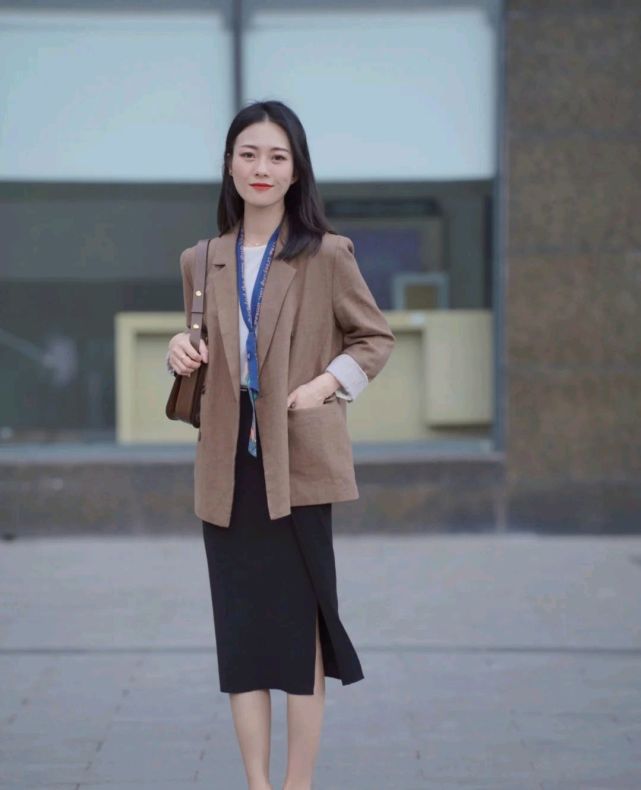 条纹|成熟女人的早秋穿搭如何搭配？可以选择简约款，呈现出优雅大方