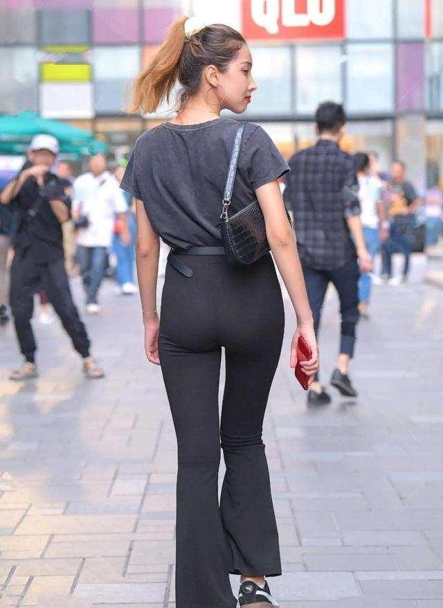 显得|黑色厚底休闲鞋搭配黑色牛仔打底裤,黑色耐看,养眼的搭配