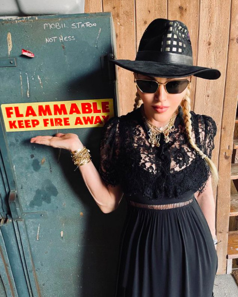 曲线|62岁麦当娜扎双麻花辫扮嫩！黑色蕾丝裙秀丰腴，27岁黑人男友超高