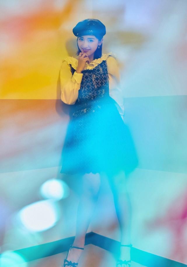 显得|找对穿衣风格的沈月真美，白衬衫配格纹裙，个性不失甜美感