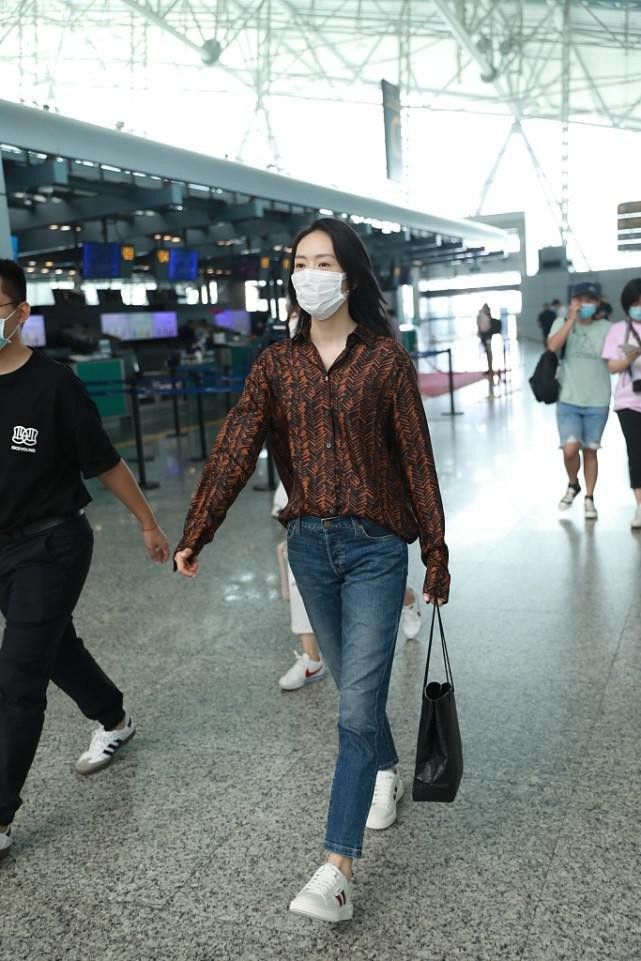 童瑶真|童瑶真有成功女人范儿,衬衫配黑裤干练大方,裤腰下沉也不减分