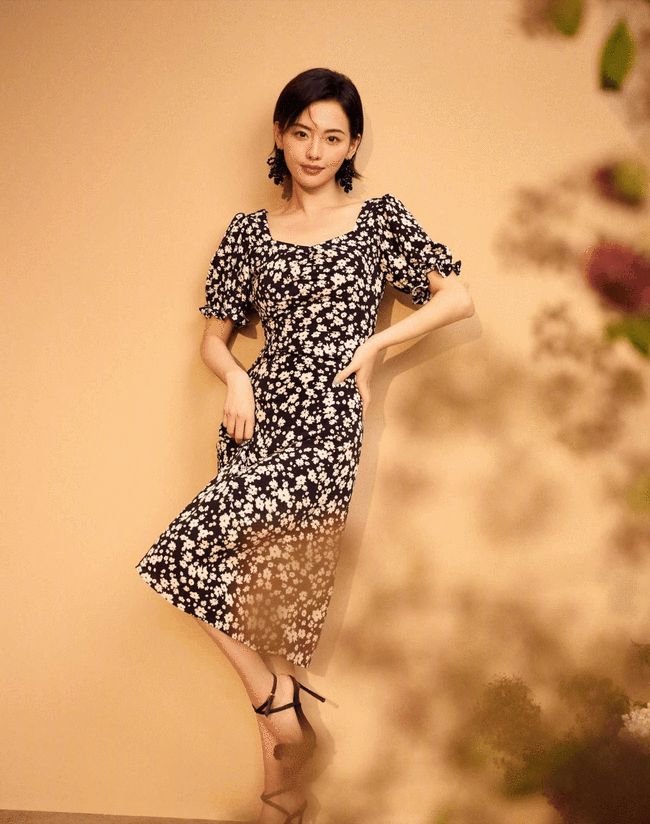 友人|张嘉倪真是“美翻了天”，穿小雏菊裙装同框国外友人，不失魅力