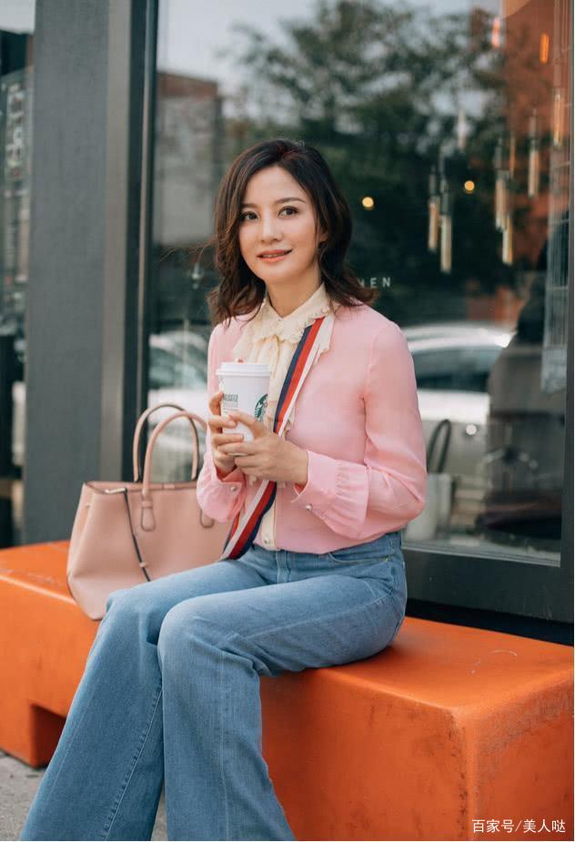 黑色|陶红终于剪掉十年长发,穿娃娃领配齐刘海短发,51岁嫩回31岁!