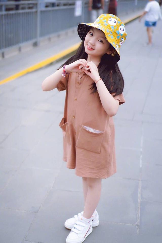 气息|阿拉蕾长成大姑娘！穿泳装在海边“淑女跑”，合影3岁妹妹像套娃